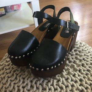 L’INTERVALLE BRAND NEW CLOGS